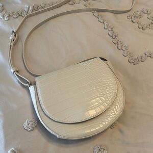 OFF WHITE CROC TEXTURED CROSSBODY PURSE. SILVER HARDWARE.